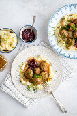 Schwedische Fleischbällchen mit Kartoffelpüree und Preiselbeeren