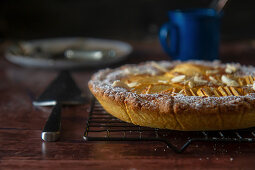 Crostata with apples and almonds