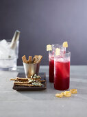 Dinkel-Saaten-Crackers mit Käse und Kakaonibs zum Rotwein-Cocktail