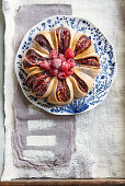 Hefekuchen mit Himbeeren und Pekannüssen