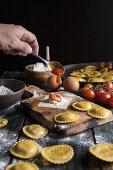 Selbstgemachte Ravioli mit Parmesan, Tomaten und Basilikum (Italien)