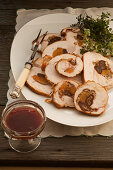 Gefüllter Putenrollbraten mit Cumberlandsauce, Scheiben auf Servierplatte