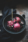 Nicecream mit Himbeeren und frischen Sommerbeeren