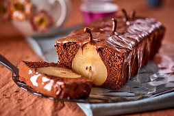 Schokoladenkuchen mit Birnen, angeschnitten