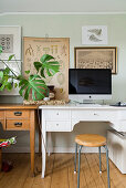 Zwei Schreibtische mit Bildschirm und Zimmerpflanze, Bildersammlung an der Wand