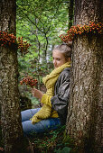 Mädchen im Wald mit Kränzen aus Hagebutte