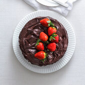 Schokoladentorte mit Erdbeeren und weisser Schokomousse