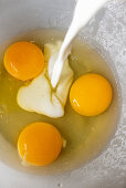 Milch und Eier für Crepes