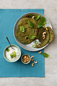 Indische Spinat-Cashew-Paratha mit Raita