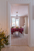 Blick in skandinavisches Esszimmer, im Vordergrund Weihnachtsbaum