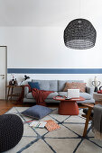 Wohnzimmer in Blau und Weiß im Japandi-Stil