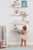 Curved wooden shelf for pictures and books in children's rooms