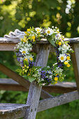 Romantischer Wiesenblumenkranz mit Margeriten, Hahnenfuß und Giersch