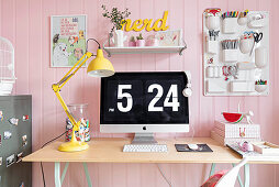 Schreibtisch in femininem Zimmer mit rosa Wänden