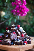 Rote-Bete-Schokoladen-Brownies mit Beeren