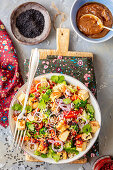 Quinoasalat mit Tofu, Brokkoli und Erdnussbutterdressing