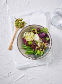 Salat mit marinierten Trauben, Gemüse, Ziegenkäse und Mandel-Gremolata