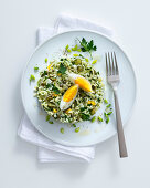 Reis-Brot-Salat mit Kapern, Petersilie, Zwiebel und Ei