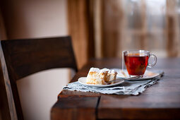 Tee und Kuchen auf Holztisch