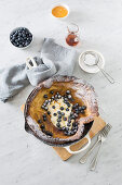 Ofenpfannkuchen mit Sahnecreme und Blaubeeren