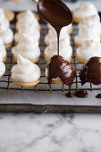 Covering meringue cookies with liquid couverture