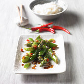 Green asparagus with glazed onions and chilli