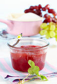Trauben-Erdbeer-Konfitüre mit Vanille in Weckglas