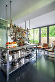 Kücheninsel mit Regal aus Edelstahl in offenem Wohnraum