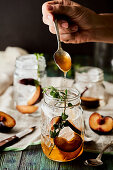 Orangen-Rumcocktail mit Pflaumen zubereiten