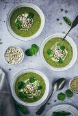 Brunnenkressesuppe mit Sorghum-Popcorn