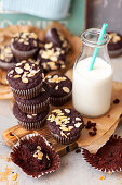 Bohnen-Brownie-Muffins mit Mandelblättchen und Milch