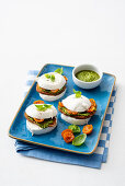 Mozzarella-Sandwiches mit Röstbrot, Pesto und Kirschtomaten