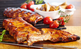 Gegrillte Spare Ribs in BBQ-Marinade mit Grillkartoffeln