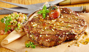 Mariniertes Rib-Eye-Steak vom Grill mit Pepre (chilenische Paprika-Tomaten-Sauce)