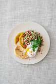 Tabouleh mit Granatapfel, gegrillten Salzzitronen, Hummus und pochiertem Ei (Levante-Küche)