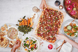 Fladenbrot mit Lammhack, Blumenkohlküchlein, Salat, Dip und Gemüsechips auf Weihnachtsbuffet