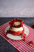 Red Velvet-Torte mit frischen Beeren