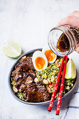Broccolireis auf thailändische Art mit Rindfleisch, Ei und Dressing