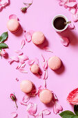 Pinkfarbene Macarons mit Himbeer-Buttercremefüllung