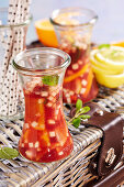 Sangria aus Zitrone, Orange, Apfel, Brandy, Rotwein im Einmachglas zum Mitnehmen (Picknick)