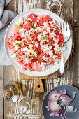 Wassermelonensalat mit Tomaten, Feta und roten Zwiebeln