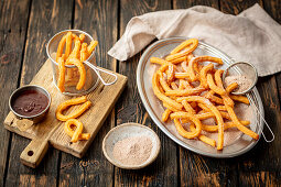 Hausgemachte Churros mit Zimtzucker und Schokoladensauce