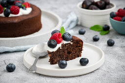 Mehl- und zuckerfreier Brownie-Kuchen mit griechischem Joghurt und Beeren