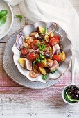 Panzanella mit geröstetem Thunfisch und Basilikum-Vinaigrette