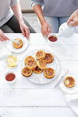 Crumpets (Dicker Hefe-Pfannkuchen mit Milch, England)