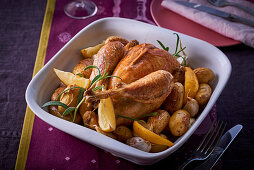 Gebratenes Ofenhähnchen mit Kartoffeln