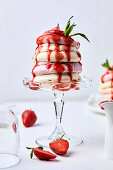 Kleine Erdbeer-Pavlova, mit Erdbeersauce übergossen