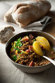 Geschmorte Castelluccio-Linsen mit Orangen, Zwiebel und Speck