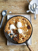 Giant-cookie with pretzels