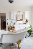 Weißes Badezimmer im Landhausstil mit nostalgischer freistehender Badewanne